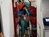 Vera pramugari Garuda Indonesia yang gendong nenek Vera pramugari Garuda Indonesia yang gendong nenek